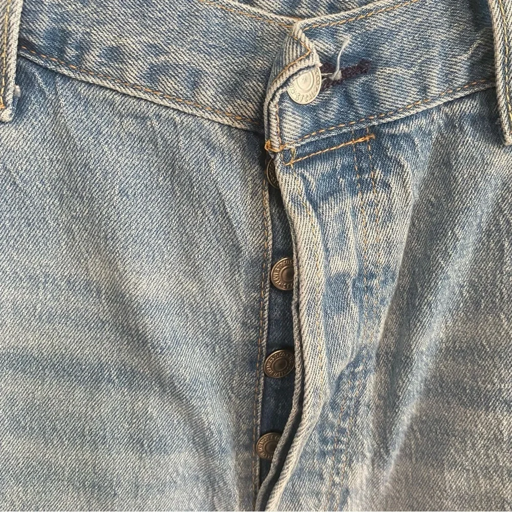 Levi's Men's Light Wash Raw Hem Button Fly Denim Shorts Size 38